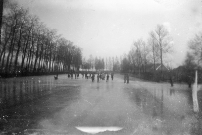 832254 Afbeelding van schaatsers op de bevroren fortgracht bij het Fort De Bilt bij Utrecht.
